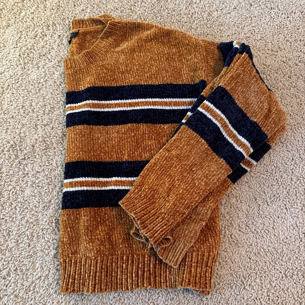 Love Tree Women’s Burnt Orange and Navy Crewneck Sweater